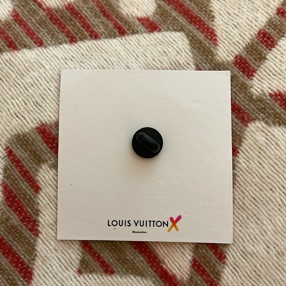 Collectible LV pin - Picture 2 of 3